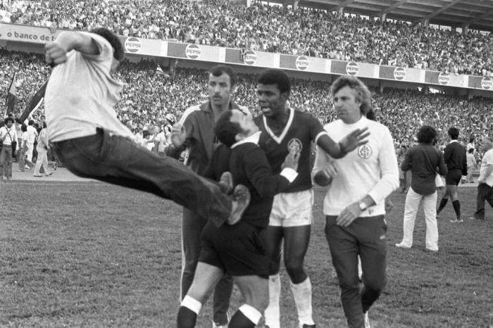 Arquivo:1977.09.25 - Grêmio 1 x 0 Internacional - foto árbitro agredido.jpg