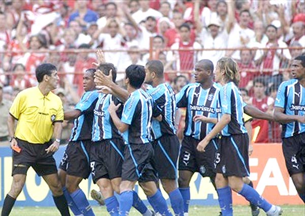 Arquivo:CamisasDoGremio.net Confusão com Árbitro.jpg