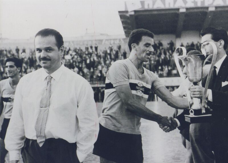 Arquivo:Foto do Troféu de Atenas.jpg