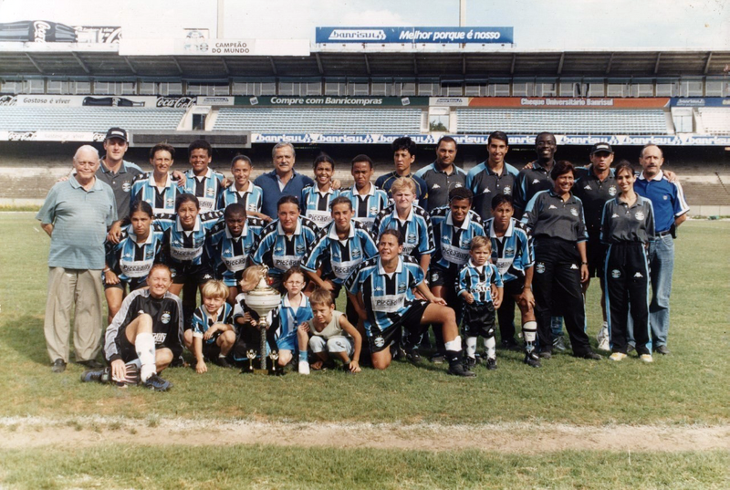 Arquivo:Equipe Grêmio F 2001.png